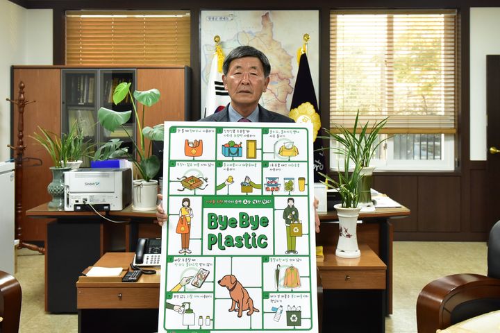 김재한 의장이 일상생활 속 플라스틱 사용을 줄이기 바이바이 플라스틱 챌린지에 동참하고 있다. (사진=창녕군의회 제공) *재판매 및 DB 금지