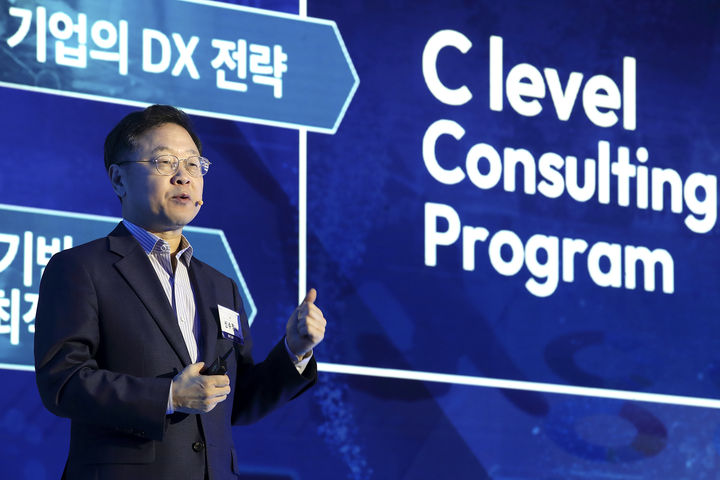 [서울=뉴시스] KT가 2일 오전 서울 송파구 소피텔 앰배서더 서울에서 산업군별 100여개 기업 고객과 관계자들이 참여한 가운데 '디지털 전환(DX)을 통한 비즈니스와 고객가치 혁신'을 주제로 DX 서밋 2023 콘퍼런스를 진행했다고 밝혔다. 사진은 신수정 엔터프라이즈 부문장(부사장)이 DX 서밋에서 키노트 발표하는 모습 (사진=KT 제공) *재판매 및 DB 금지