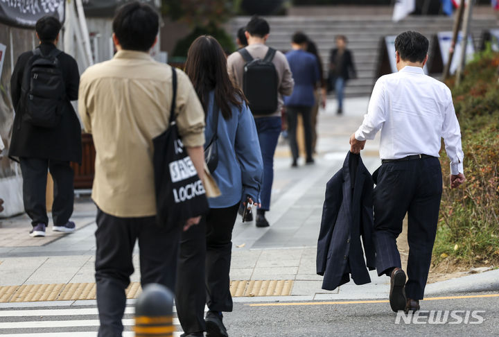 [서울=뉴시스] 정병혁 기자 = 낮 최고기온이 21~28도로 예보된 2일 서울 종로구 세종대로 인근에서 가벼운 옷차림을 한 시민들이 이동하고 있다. 2023.11.02. jhope@newsis.com