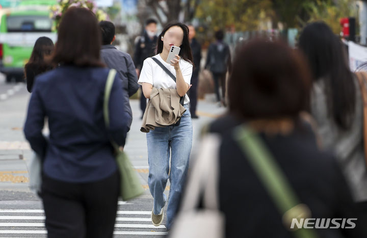 [서울=뉴시스] 정병혁 기자 = 낮 최고기온이 21~28도로 예보된 2일 서울 종로구 세종대로 인근에서 가벼운 옷차림을 한 시민들이 이동하고 있다. 2023.11.02. jhope@newsis.com