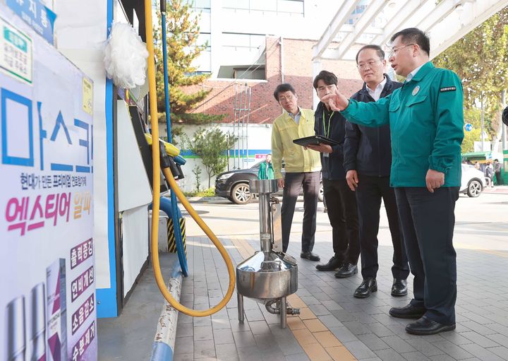 [서울=뉴시스] 강경성 산업통상자원부 2차관이 2일 오전 서울 동작구에 위치한 한 주유소에서 범부처 석유시장점검단과 석유가격 관련 현장 점검을 하고 있다. (사진=산업통상자원부 제공) 2023.11.02. photo@newsis.com *재판매 및 DB 금지