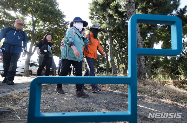 [서귀포=뉴시스] 우장호 기자 = 2023제주올레걷기 축제 참가자들이 2일 오전 제주 서귀포시 대정읍에서 축제 1일차 제주올레 11코스를 걷고 있다. 제주의 대표적인 도보여행길인 올레를 즐기는 ‘2023제주올레걷기 축제'는 코로나19와 이태원 참사 등으로 비대면으로 열리거나 취소됐다가 올해 4년 만에 정상적으로 개최됐다. 2023.11.02. woo1223@newsis.com