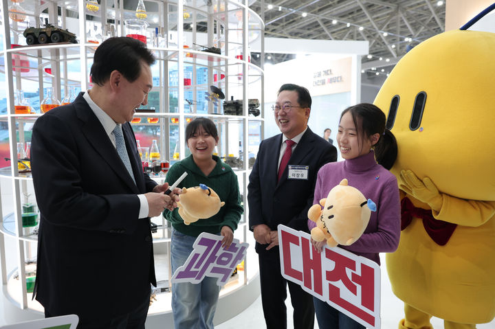 [대전=뉴시스] 윤석열 대통령이 2일 대전 유성구 대전컨벤션센터에서 열린 2023 지방시대 엑스포 및 지방자치·균형발전의 날 기념식에 앞서 전시관을 둘러보고 있다. (사진=대통령실 제공) 2023.11.02. photo@newsis.com *재판매 및 DB 금지