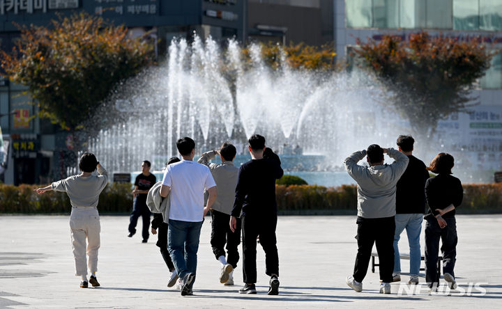 [광주=뉴시스] 이영주 기자 = 2일 오후 광주 동구 5·18민주광장에서 시민들이 단풍이 물든 가로수와 분수대를 배경으로 걷고 있다. 이날 오후 2시 광주지역 최고 기온은 27도를 기록했다. 2023.11.02. leeyj2578@newsis.com