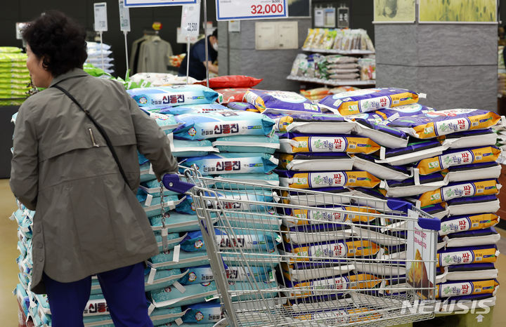 [서울=뉴시스] 최진석 기자 = 농협 하나로마트 양재점에 진열된 쌀 제품의 모습. 2023.11.02. myjs@newsis.com