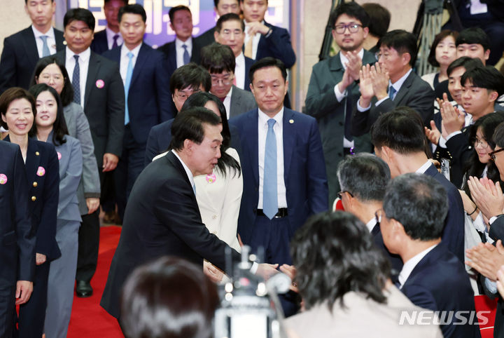 [대전=뉴시스] 조수정 기자 = 윤석열 대통령이 2일 대전 유성구 한국표준과학연구원에서 열린 대덕연구개발특구 50주년 미래비전 선포식에 입장하고 있다. 2023.11.02. chocrystal@newsis.com