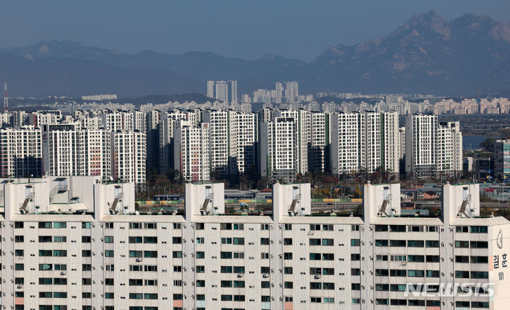 [김포=뉴시스] 김명년 기자 = 국민의힘이 경기도 김포시를 서울특별시로 편입하는 것을 당론으로 추진하기로 하면서 논란이 이어지고 있다. 2일 오후 경기도 김포시의 한 아파트 단지 뒤로 북한산이 보이고 있다. 2023.11.02. kmn@newsis.com