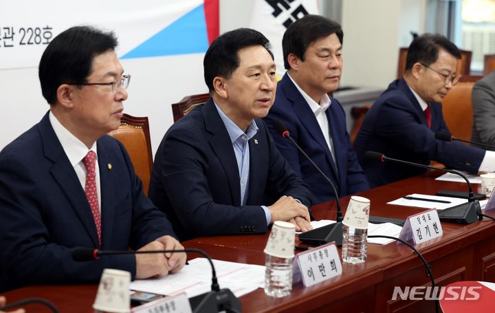 김기현 대표, 원외 당협위원장 간담회. [서울=뉴시스] 조성봉 기자 = 김기현 국민의힘 대표가 2일 오후 서울 여의도 국회에서 열린 시도별 원외당협위원장 간담회에서 발언을 하고 있다. 2023.11.02. suncho21@newsis.com