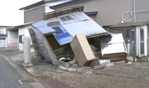 [서울=뉴시스] 일본 아키타현의 중심 도시인 아키타시에 있는 주택 4채가 토네이도에 의해 파손됐다고 공영 NHK가 2일 보도했다. 사진은 토네이도로 파손된 아키타시의 한 주택. (사진=AKT 유튜브 갈무리) 2023.11.03 *재판매 및 DB 금지