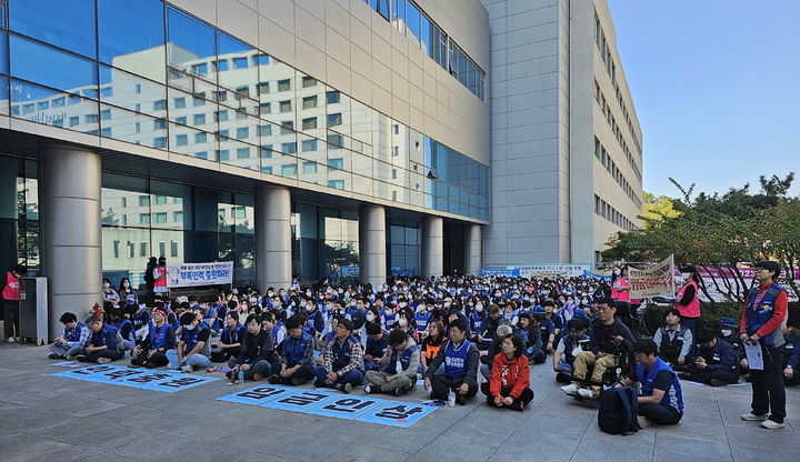 [울산=뉴시스]안정섭 기자 = 울산대학교병원 노조가 지난 3일 오후 병원 신관 앞에서 민주노총 공공운수노조 의료연대본부와 함께 파업 승리 결의대회를 갖고 있다. 2023.11.03. yohan@newsis.com *재판매 및 DB 금지