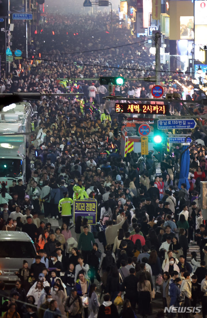 [부산=뉴시스] 하경민 기자 = '제18회 부산불꽃축제'가 열린 4일 부산 수영구 광안리해수욕장 일대에서 불꽃쇼 관람을 마친 시민과 관광객들이 일제히 빠져나가고 있다. 2023.11.04. yulnetphoto@newsis.com