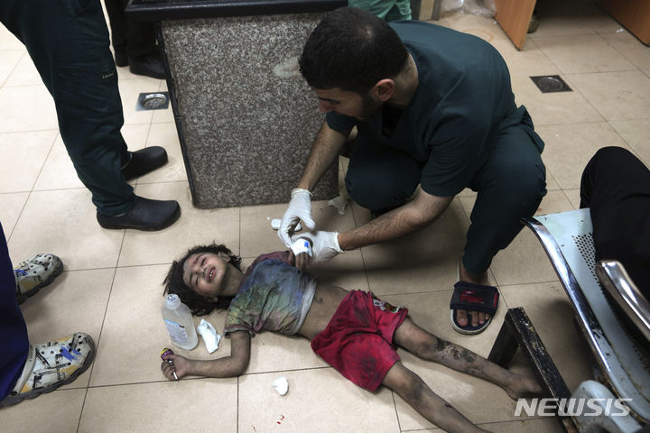 [가자시티=AP/뉴시스] 이스라엘의 공습으로 다친 팔레스타인 어린이가 5일(현지시각) 가자지구 가자시티의 알시파 병원 바닥에서 치료받고 있다. 2023.11.06.