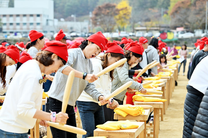 '2023 청송사과축제'에서 '꿀잼 사과난타'가 펼쳐지고 있다. (사진=청송군 제공) *재판매 및 DB 금지