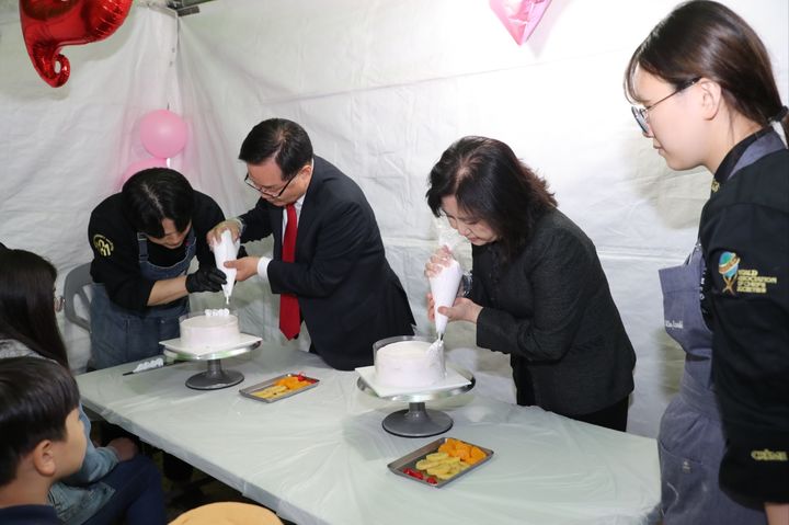 [창원=뉴시스] 강경국 기자 = 홍남표 경남 창원시장과 부인 서희정 여사가 지난 28일 제23회 마산국화축제 행사장에 마련된 가족체험 프로그램 부스에서 수제 케이크를 만드는 체험을 하고 있다. (사진=창원시청 제공). 2023.11.05. photo@newsis.com *재판매 및 DB 금지