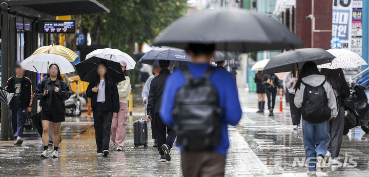 [서울=뉴시스] 정병혁 기자 = 비가 내린 5일 서울 강남구 강남역 인근에서 우산을 쓴 시민들이 이동하고 있다. 2023.11.05. jhope@newsis.com