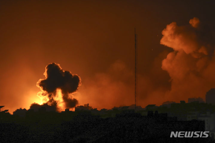 [가자지구=AP/뉴시스] 5일(현지시각) 이스라엘의 공습을 받은 가자지구에서 건물들이 불에 타며 화염과 연기가 치솟고 있다. 2023.11.06.