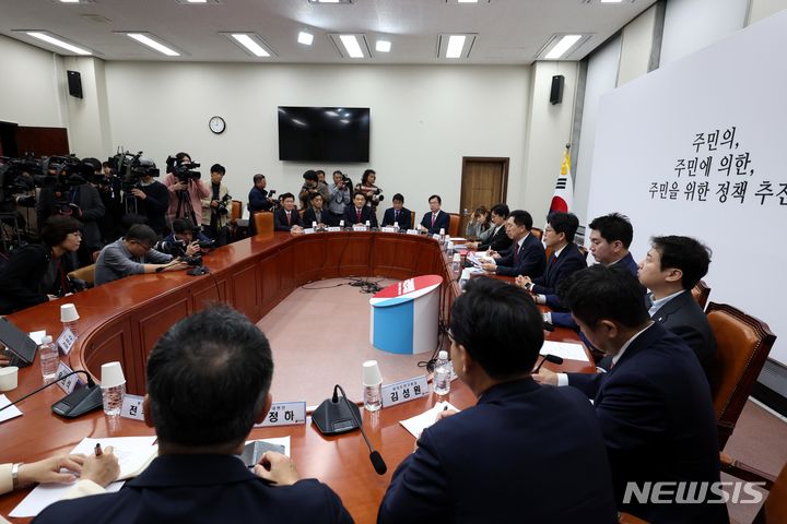 [서울=뉴시스] 조성봉 기자 = 김기현 국민의힘 대표가 6일 오전 서울 여의도 국회에서 열린 최고위원회의에서 발언을 하고 있다. 2023.11.06. suncho21@newsis.com