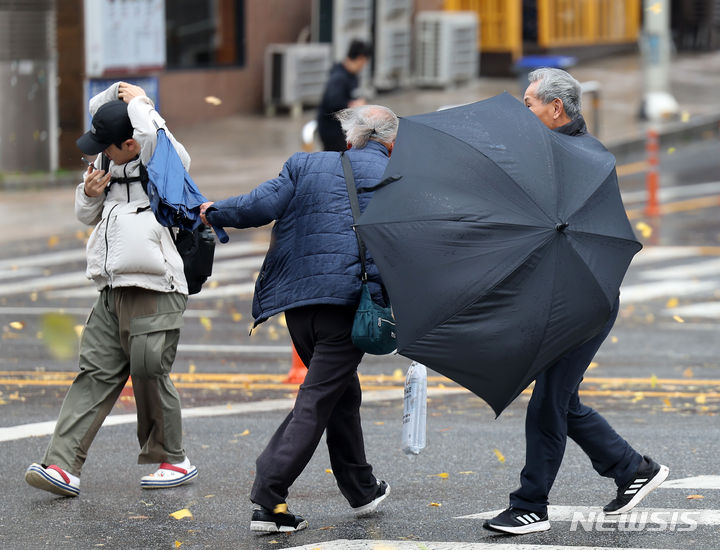 [서울=뉴시스] 김명년 기자 = 강풍을 동반한 가을 폭우가 내린 6일 오전 서울 중랑구의 거리에서 시민들이 강한 바람에 발걸음을 재촉하고 있다. 2023.11.06. kmn@newsis.com