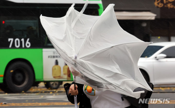 [인천=뉴시스] 뒤집어진 우산. 해당 사진은 기사 내용과 관련이 없습니다. (사진=뉴시스 DB). photo@newsis.com