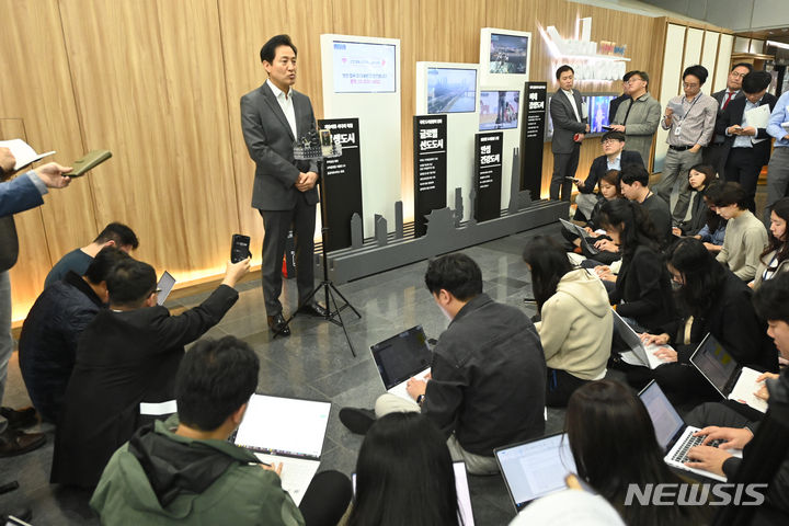 [서울=뉴시스] 최진석 기자 = 오세훈 서울시장이 6일 오후 서울 중구 서울시청에서 김병수 김포시장과 김포, 서울 편입 관련 회동을 마친 후 백브리핑을 하고 있다. (공동취재사진) 2023.11.06. photo@newsis.com