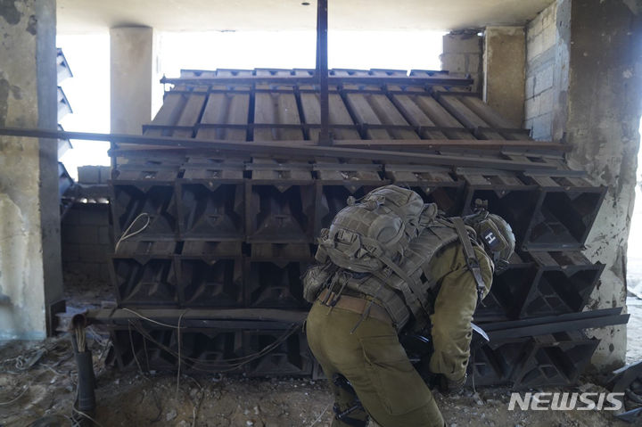 [가자지구=AP/뉴시스] 이스라엘군(IDF)이 일시 휴전 종료 1시간 여를 앞두고 1일(현지시간) 오전 가자지구에서 발사한 로켓 1발을 요격했다고 타임오브이스라엘, CNN 등 외신이 보도했다. 사진은 지난 6일 가자지구에서 한 이스라엘 군인이 하마스가 사용했던 로켓 발사기를 살펴보는 모습. 2023.12.01.