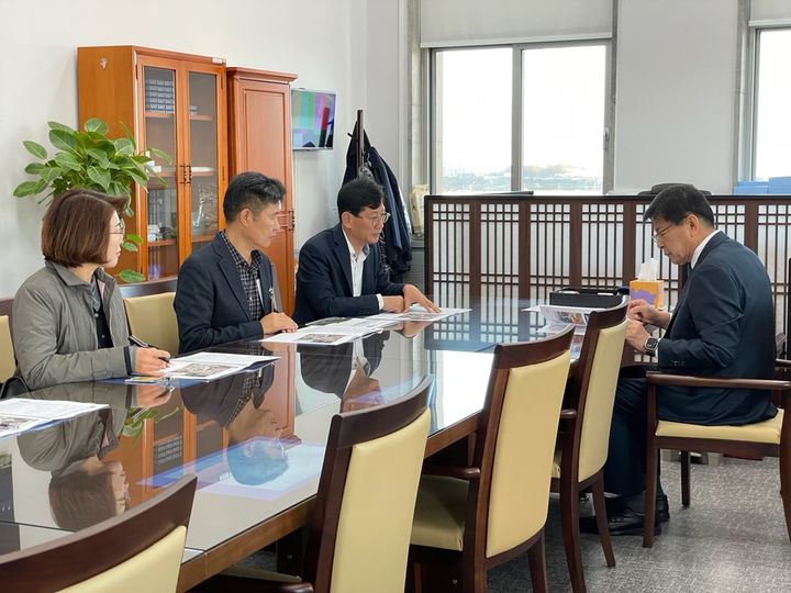 최훈식 장수군수가 7일 국회를 방문해 내년도 예산안에 주요 사업 반영을 해줄 것을 건의하고 있다.(장수군 제공) *재판매 및 DB 금지