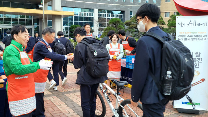 설동호 대전시교육감과 정낙선 농협대전지역본부장이 7일 대전고등학교에서 아침밥 먹기 캠페인을 벌이고 있다. 2023. 11. 07 *재판매 및 DB 금지