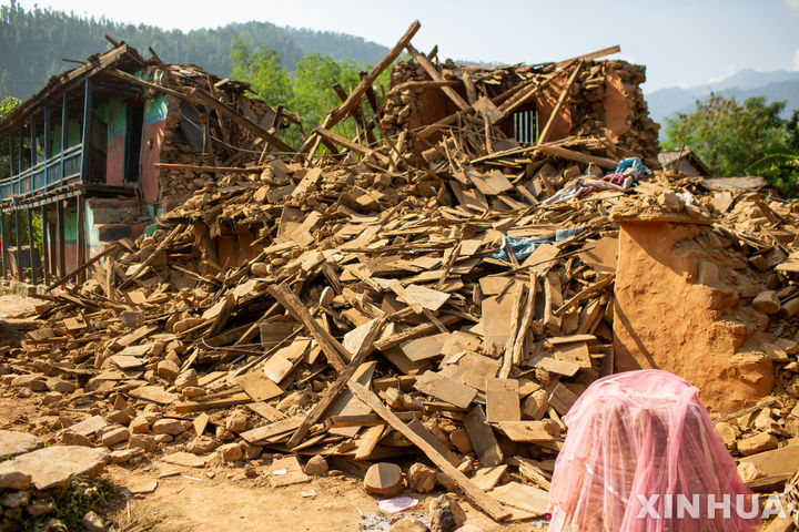[자자르코트=신화/뉴시스] 6일(현지시각) 네팔 자자르코트에 발생한 지진으로 가옥들이 파손돼 있다. 네팔 국가비상센터는 지난 3일 밤 발생한 지진으로 6일 19시 현재 157명이 숨지고 349명이 다쳤으며 주택 1만7792채가 완파됐다고 발표했다. 2023.11.07.