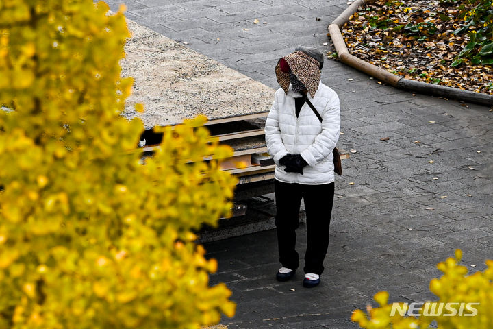 [광주=뉴시스] 이영주 기자 = 절기상 겨울의 시작을 알리는 입동을 하루 앞둔 7일 오전 광주 동구 국립아시아문화전당 주변에서 한 시민이 두꺼운 외투와 마스크로 추위를 막고 있다. 이날 광주·전남 최저기온은 8~12도 사이에 머물렀다. 2023.11.07.leeyj2578@newsis.com