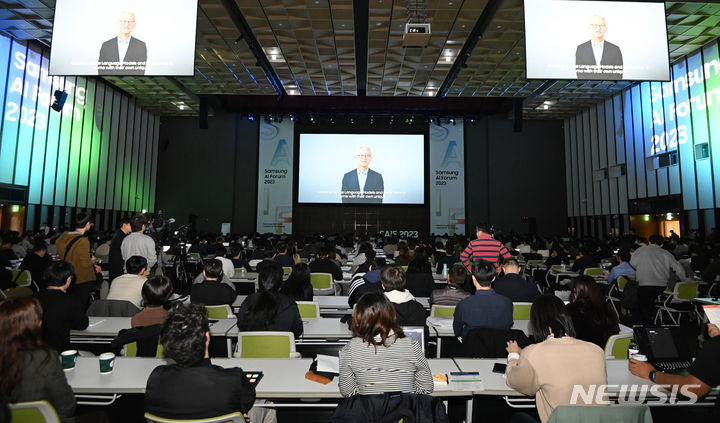 [수원=뉴시스] 김종택기자 = 경계현 삼성전자 대표이사 사장이 7일 경기도 수원컨벤션센터에서 열린 '삼성 AI 포럼 2023'에서 개회사를 하고 있다. '더 나은 내일을 위한 초거대 AI'를 주제로 진행된 이번 포럼은 차세대 반도체 연구 역량 강화를 위한 AI와 CE 기술 연구 성과를 공유하고 향후 발전 방향을 논의했다. 2023.11.07. jtk@newsis.com