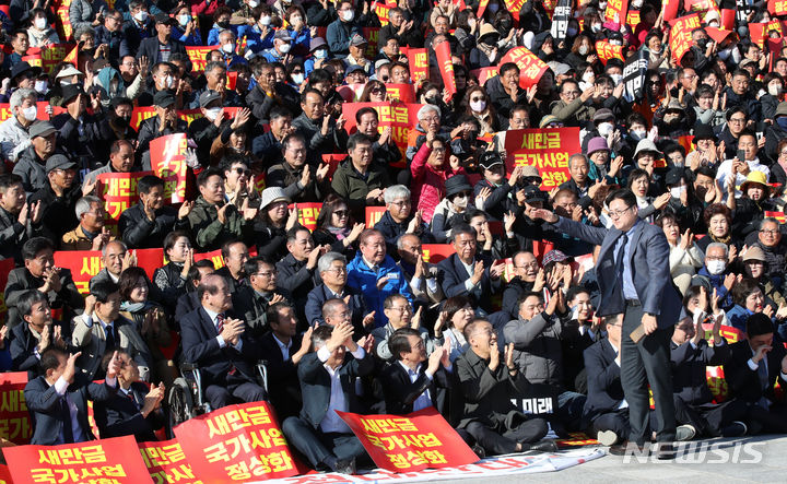 [서울=뉴시스] 고범준 기자 = 홍익표 더불어민주당 원내대표가 7일 오후 서울 여의도 국회 본청 앞 계단에서 열린 새만금 예산 정상화를 위한 전북인 총궐기대회에서 인사를 하고 있다. 2023.11.07. bjko@newsis.com