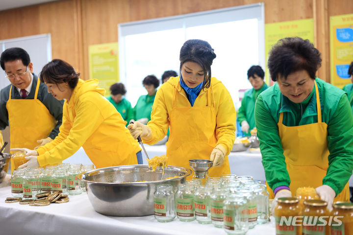 [서울=뉴시스] 윤석열 대통령이 부인 <BR>김건희 여사가 7일 전남 고흥유자체험관을 방문해 유자청을 만들고 있다.<BR> (사진=대통령실 제공) 2023.11.07. photo@newsis.com