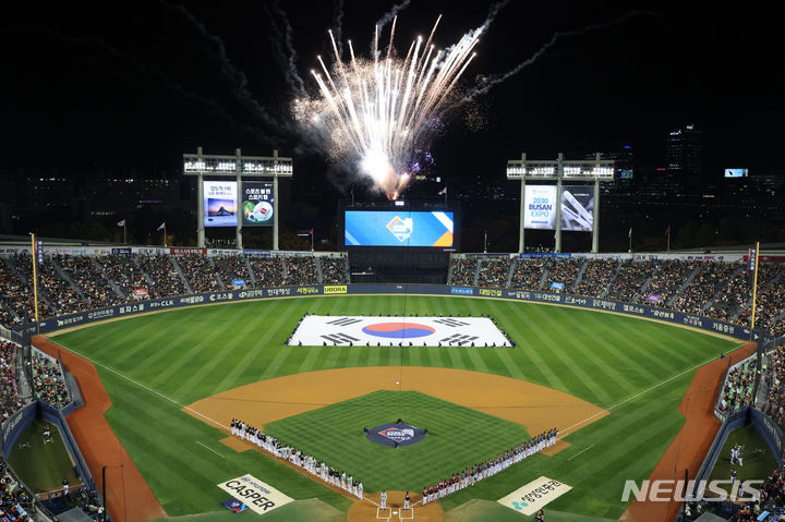 [서울=뉴시스] 권창회 기자 = 지난해 11월7일 서울 송파구 잠실야구장에서 열린 2023 KBO 포스트시즌 한국시리즈 1차전 LG 트윈스와 KT 위즈 경기에 앞서 양팀 선수들이 도열해있다. 2023.11.07. kch0523@newsis.com