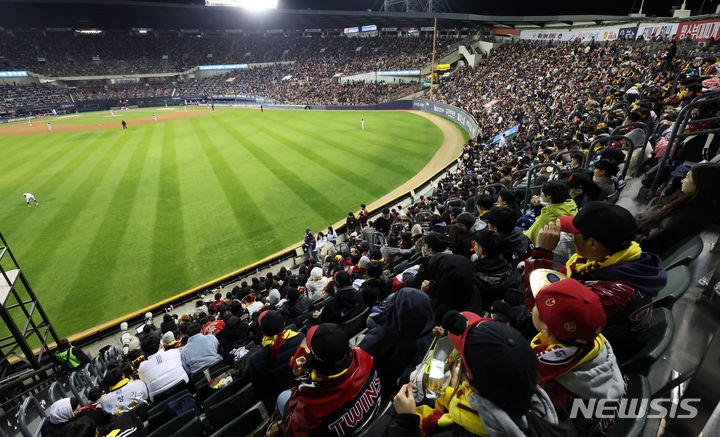 [서울=뉴시스] 황준선 기자 = 5일 업계에 따르면 한국야구위원회(KBO) 마케팅 자회사 KBOP가 진행하는 '2024∼2026년 KBO 리그 유무선 중계권 사업자 경쟁 입찰'에 티빙, 네이버 컨소시엄, 에이클라엔터테인먼트(스포티비 나우) 3곳이 참가한 것으로 알려졌다. 사진은 지난해 11월7일 2023 KBO 포스트시즌 한국시리즈 1차전 LG 트윈스와 KT 위즈 경기가 열린 서울 송파구 잠실야구장에 만원 관중을 기록한 모습. 2023.11.07. hwang@newsis.com