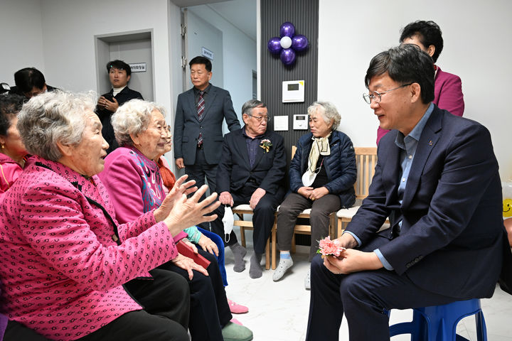 이민근 안산시장이 귀향민경로당 개소식에서 노인들과 대화하고 있다. *재판매 및 DB 금지