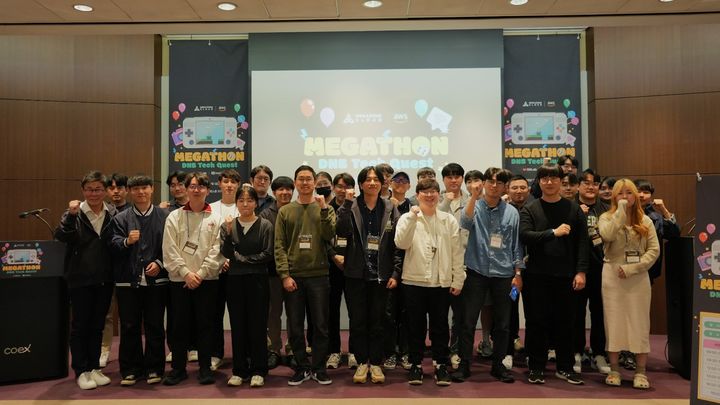서울 강남구 삼성동 코엑스 컨퍼런스룸에서 열린 메가존클라우드 '메가톤 테크 퀘스트'에서 참가자들이 선전을 기원하며 파이팅을 외치고 있다.(사진=메가존클라우드 제공) *재판매 및 DB 금지