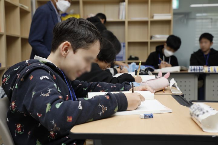 [안산=뉴시스] 전국 최초로 경기도교육청이 안산시에 개교한 다문화가정 학생을 위한 '한국어 공유학교'에 첫 입학한 1기 학생들이 8일 오전 교실에서 수업을 듣고 있다. (사진=경기도교육청 제공) 2023.11.08. photo@newsis.com *재판매 및 DB 금지