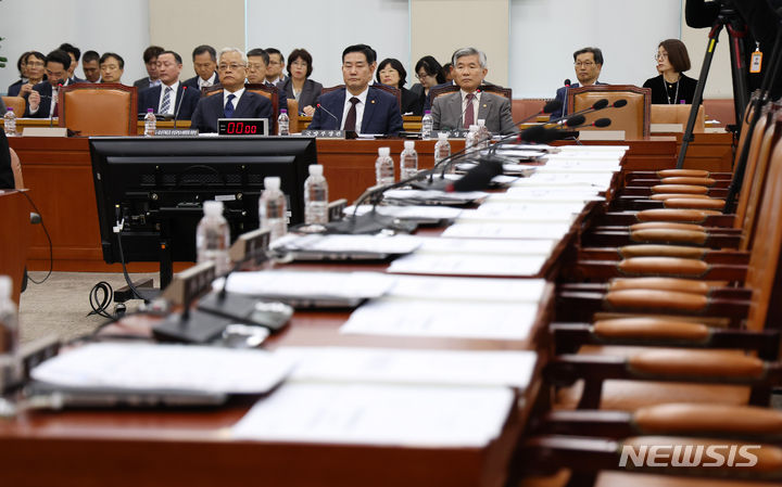 [서울=뉴시스] 추상철 기자 = 신원식 국방부 장관이 8일 오전 서울 여의도 국회에서 더불어민주당 의원이 없이 개의한 국방위원회 전체회의에 출석해 있다. 2023.11.08. scchoo@newsis.com