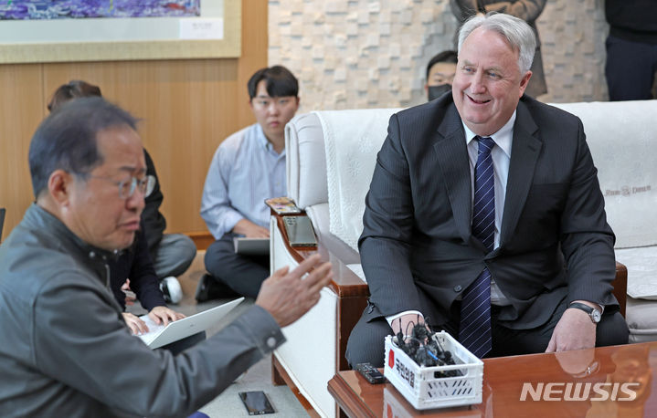 인요한 국민의힘 혁신위원장, 홍준표 대구시장 예방. [대구=뉴시스] 이무열 기자 = 인요한 국민의힘 혁신위원장이 8일 대구시청 산격청사를 찾아 홍준표 대구시장과 면담하고 있다. 2023.11.08. lmy@newsis.com