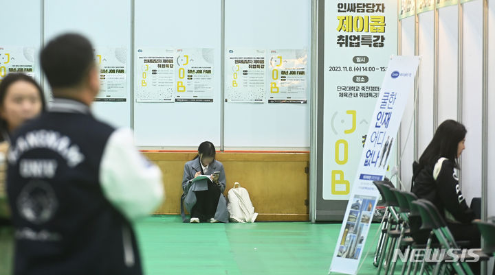 [용인=뉴시스] 김종택기자 = 8일 경기도 용인시 단국대학교 죽전캠퍼스에서 열린 하반기 일자리 박람회 '청년 잡페어(JOB FAIR)를 찾은 방문객들이 이력서를 작성하고 있다. 2023.11.08. jtk@newsis.com