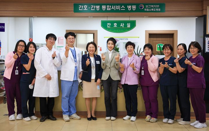 [서울=뉴시스] 윤석열 대통령 부인 김건희 여사가 7일 전남 고흥 국립소록도병원을 방문해 의료진들과 기념촬영 하고 있다. (사진=대통령실 제공) 2023.11.08. photo@newsis.com *재판매 및 DB 금지