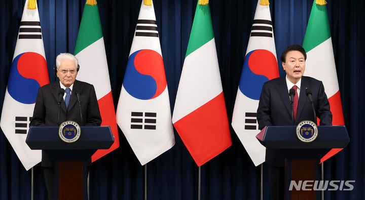 [서울=뉴시스] 조수정 기자 = 윤석열 대통령과 세르지오 마타렐라 이탈리아 대통령이 8일 서울 용산 대통령실 청사에서 공동언론발표를 하고 있다. 2023.11.08. chocrystal@newsis.com