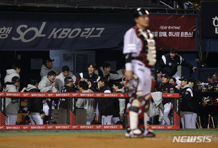 [서울=뉴시스] 고승민 기자 = 8일 서울 잠실야구장에서 열린 2023 KBO 포스트시즌 한국시리즈(KS) 2차전 LG 트윈스 대 KT 위즈 경기, KT 공격 1회초 1사 2,3루 상황 6번타자 배정대가 2점 적시타를 치자 2,3루 주자 박병호, 장성우가 홈인, 이강철 감독이 박수를 치고 있다. 2023.11.08. kkssmm99@newsis.com