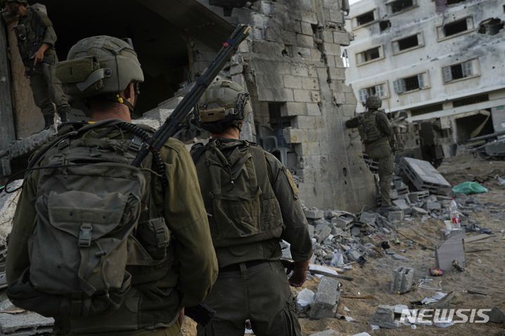 [가자지구=AP/뉴시스] 8일(현지시각) 가자지구에서 지상 작전 중인 이스라엘 군인들이 파괴된 건물 주변을 정찰하고 있다. 2023.11.09.