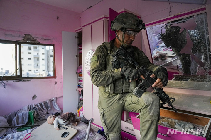 [가자지구=AP/뉴시스] 8일(현지시각) 가자지구에서 지상 작전 중인 한 이스라엘 군인이 파괴된 가옥을 수색하고 있다. 2023.11.09.