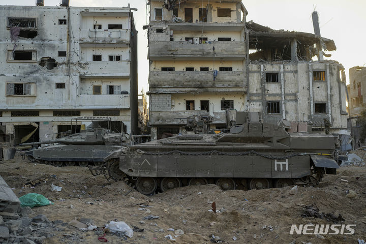[가자지구=AP/뉴시스] 지난 8일(현지시간) 가자지구에 이스라엘군 장갑차와 탱크가 세워진 모습. 2023.11.12.