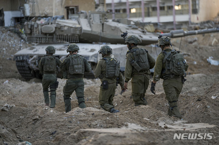[가자지구=AP/뉴시스] 11월 8일 이스라엘군이 가자지구에 진격하면서 지상 작전을 벌이고 있다. 2023.11.12.