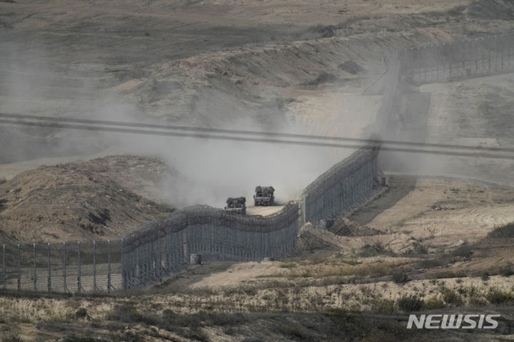 [가자지구=AP/뉴시스] 9일(현지시각) 이스라엘군 차량이 가자지구 장벽을 따라 이동하고 있다. 2023.11.10.