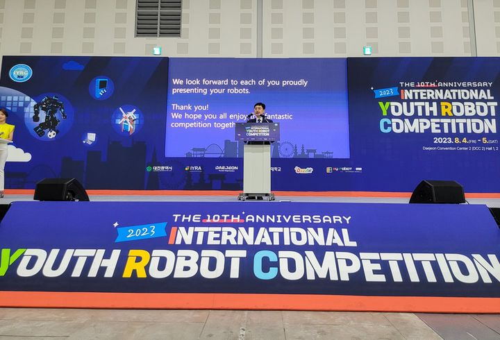 '국제청소년로봇대회'에서 인사말을 하는 김원 사업단장 *재판매 및 DB 금지
