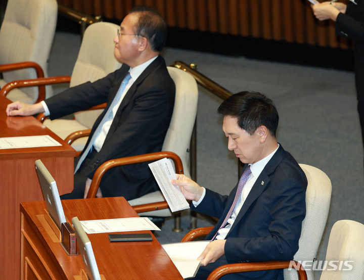 [서울=뉴시스] 고범준 기자 = 김기현 국민의힘 대표가 9일 오후 서울 여의도 국회에서 열린 제410회국회(정기회) 제11차 본회의에서 자료를 살펴보고 있다. 2023.11.09. bjko@newsis.com